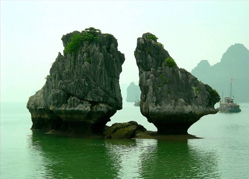 Kissing Rocks in Ha Long Bay