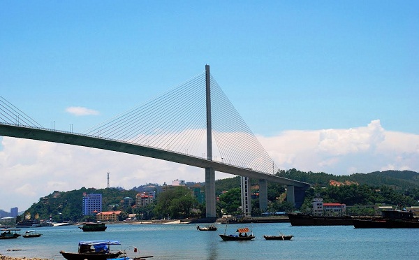 Bai Chay Bridge – where to throw all the sorrow