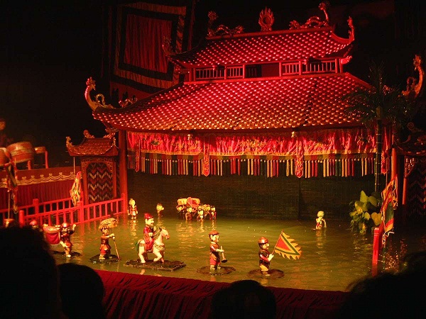 Water puppet performance in Bai Chay