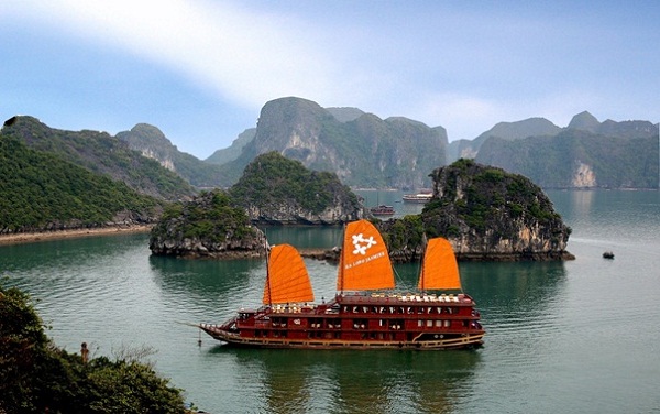 Overnight on Halong bay junk – a luxury way to discover the beauty of the bay
