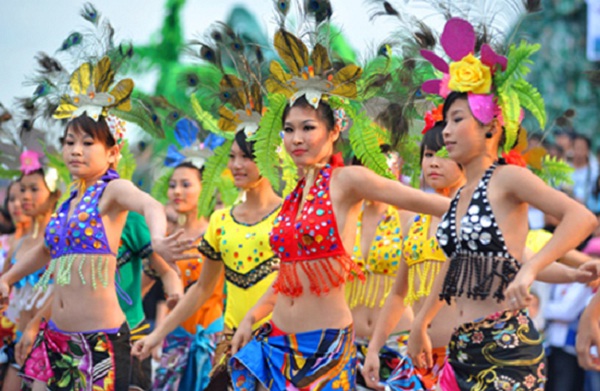 Parades with variety of colorful costumes and glamorous performance at Carnival Festival