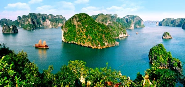The picturesque beauty of Halong Bay