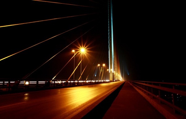 Sparkling Bai Chay Bridge at night