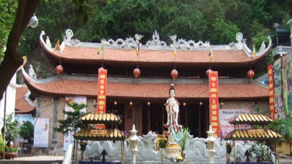 Long Tien Pagoda is located at the foot of Bai Tho Mountain