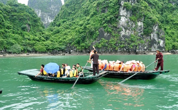 Paradise Cruise’s travellers discovering Luon Cave on local canoes