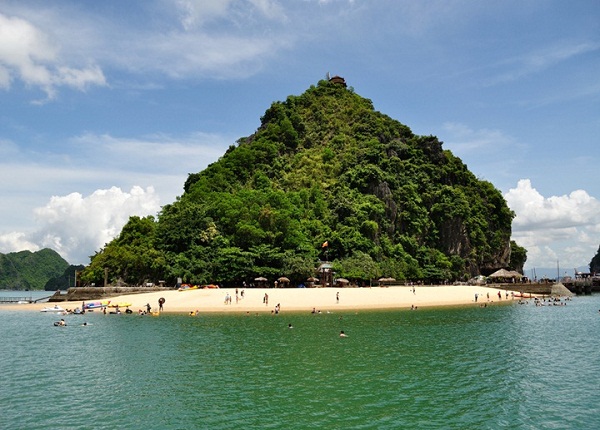  Tranquility of Titop Island and its beach