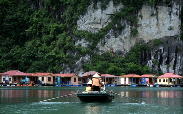 Vung Vieng is located right in the heart of Bai Tu Long Bay