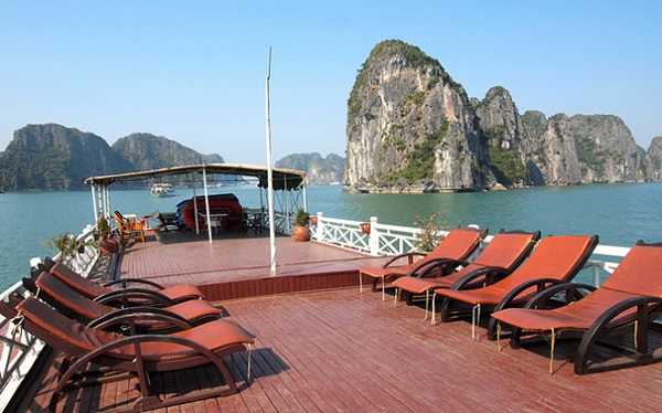 Summer with clear views - great chance to enjoy limestone in Halong Bay