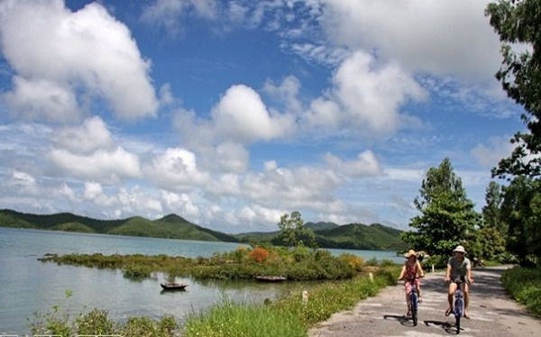 A cycling trip is an ideal way to discover the beauty of Ngoc Vung Island