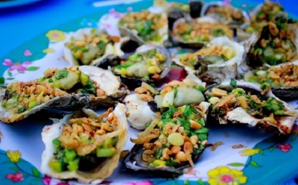 Grilled oysters, the top with fried onion 