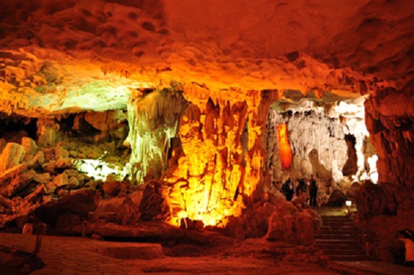  Scence inside Tam Cung cave