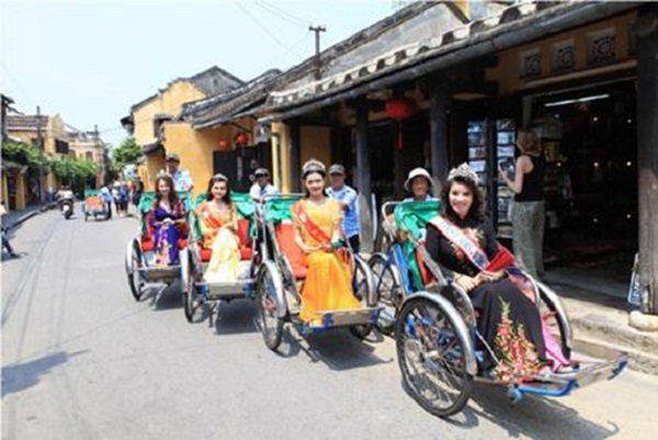 Xich Lo is used to carry Misses to promote Hoi An tourism