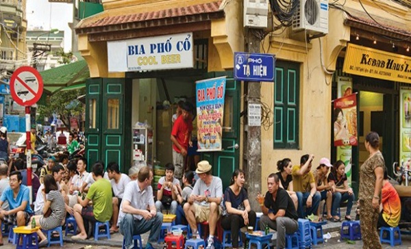 Drinking Bia Hoi, must – do thing to experience the daily life of Vietnamese people