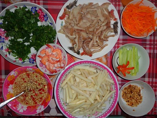 There are some ingredients to make “goi ngo sen” as Vietnamese style