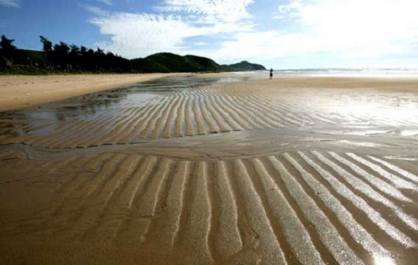 Stretching white sand of Quan Lan beach