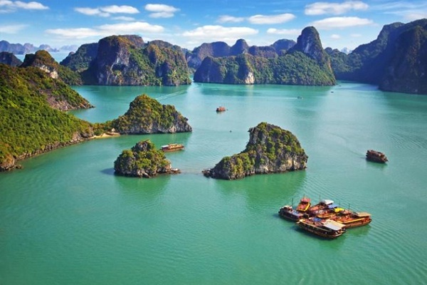 A beautiful and maleficent view in Halong Bay