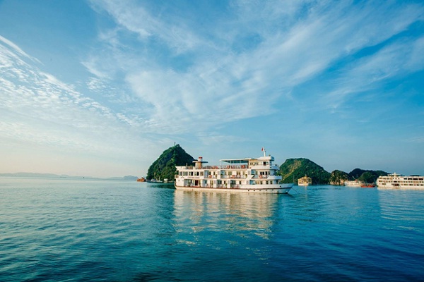 A cruise on the sea is the best way to visit Halong Bay