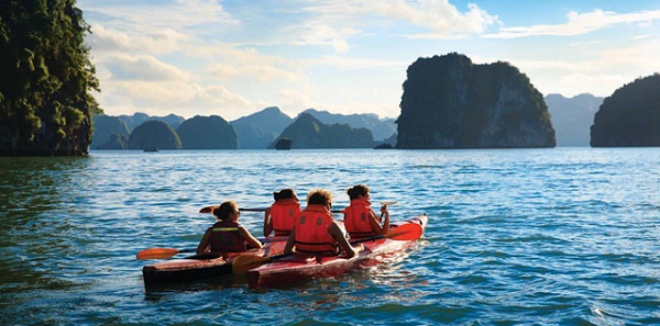 Sometimes passengers could play Kayak to explore Halong Bay