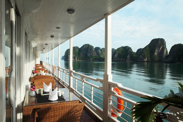From October to April is the ideal time to visit Halong Bay