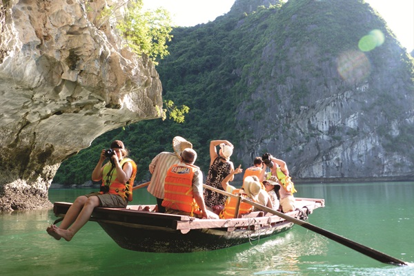 Discovering Halong by yacht 