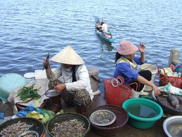 Fishing market in Halong Bay