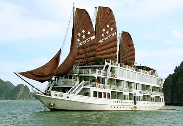 All cruises in Halong have the same color covering