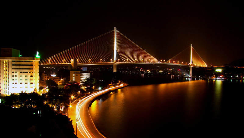 Bai Chay Bridge is sparkling in night