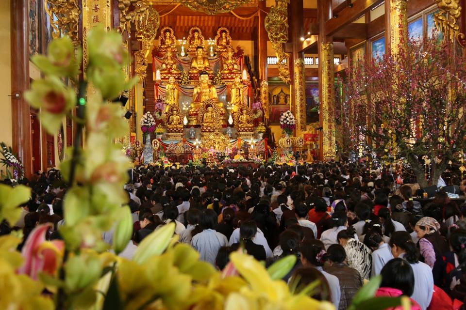 People go to Ba Vang temple to worship Buddha on the occasion of New Year