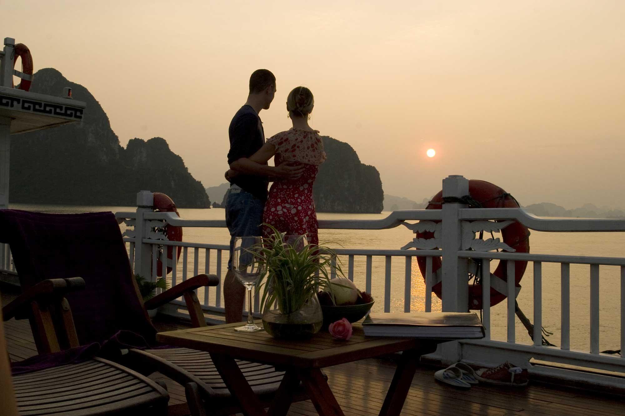 Romantic space of cuples on Halong cruise 