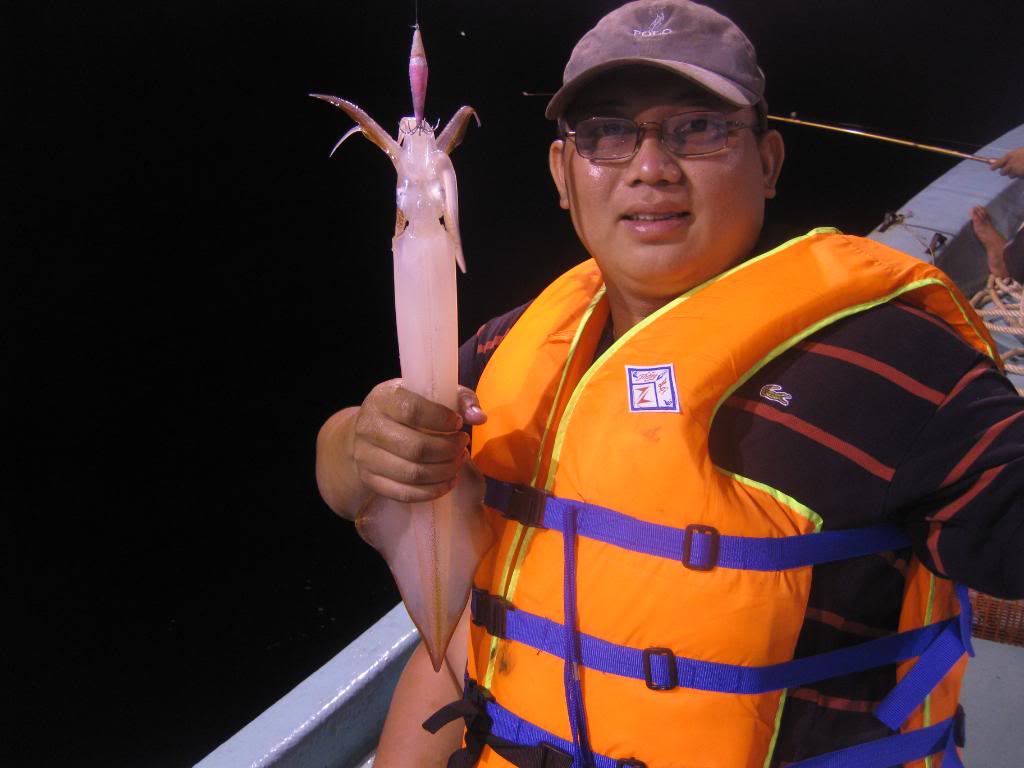 Travelers need to wear life-jacket when fishing squids at night in Halong Bay