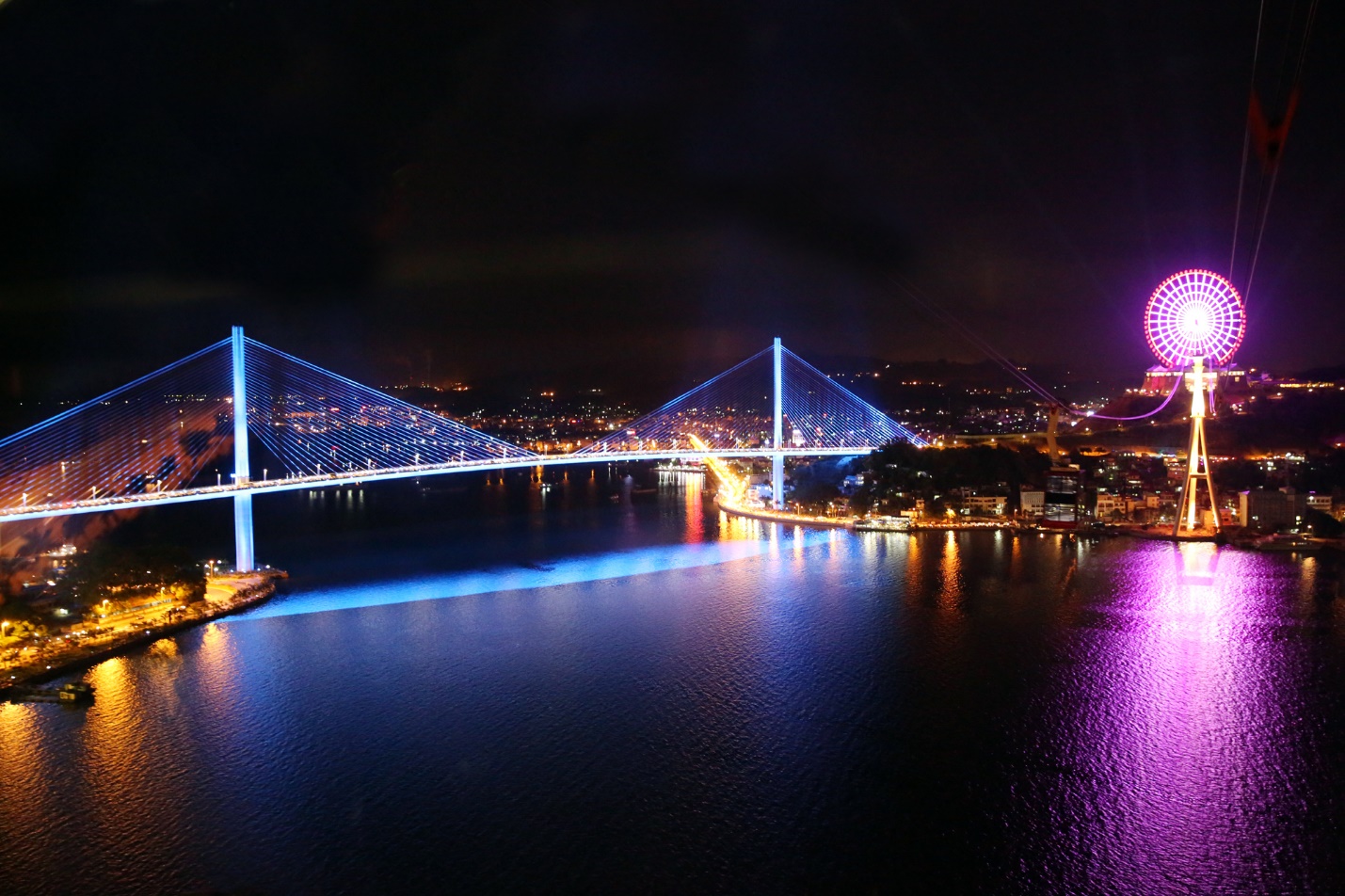 Bai Chay Bridge is sparkling at night