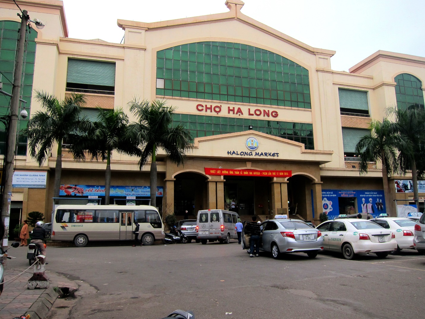 The front of Halong market