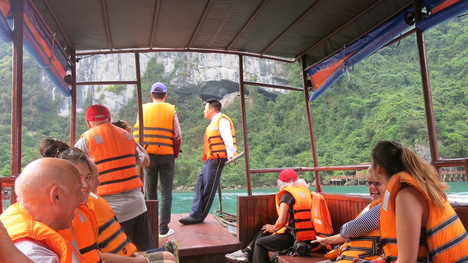 Take a tour of Halong Bay to get Sung Sot Cave