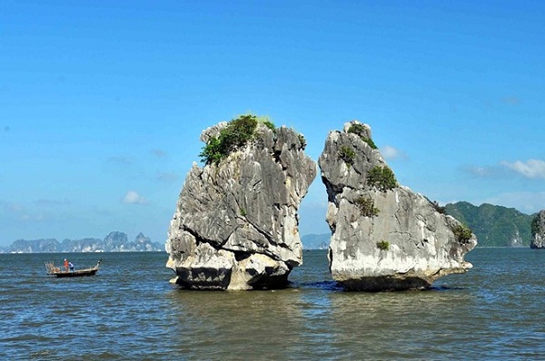 The beauty of Fighting Cock Rocks (Hon Trong Mai) in Halong Bay 