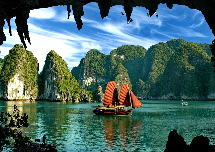 A visit to Dau Go Cave is included in Halong Bay cruises’ itineraries