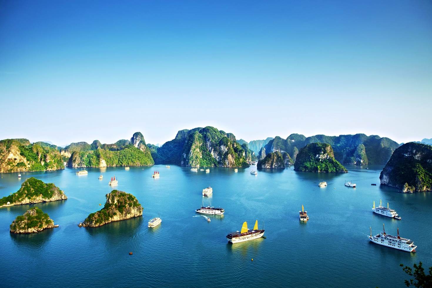 The marvelous Halong Bay waits for your exploring