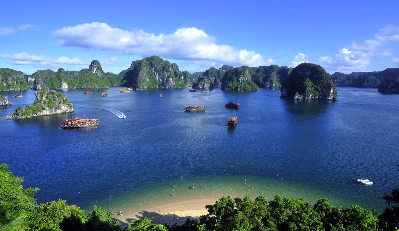 The marvelous painting scenery in Halong bay