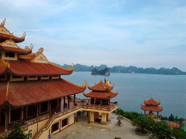 Enjoy Halong bay view from Cai Bau pagoda