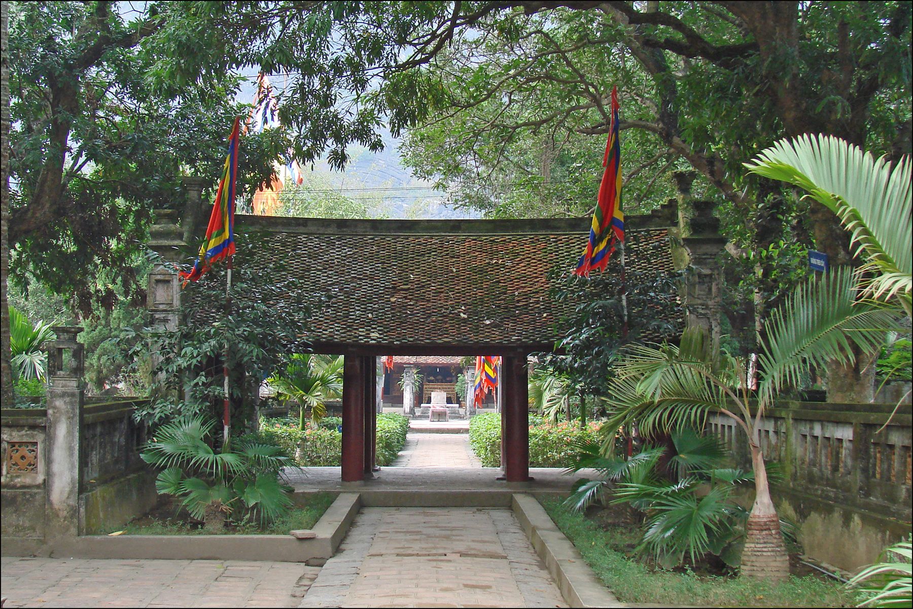 Entrance to Le Dai Hanh Temple