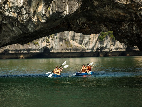 Kayaking in Halong Bay 
