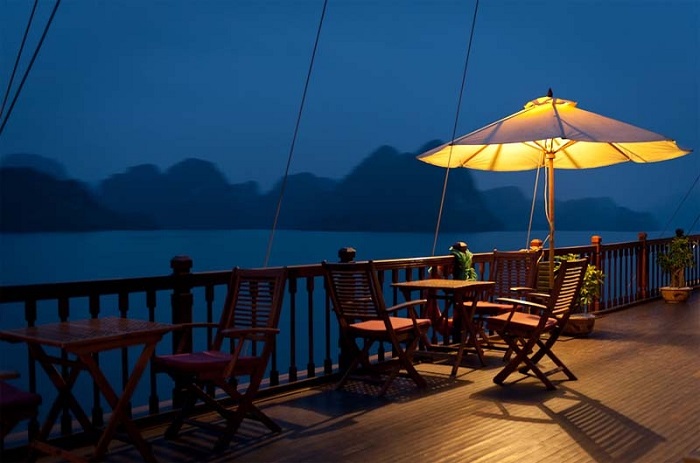 The quiet atmosphere on the sundeck of Halong bay overnight cruise 