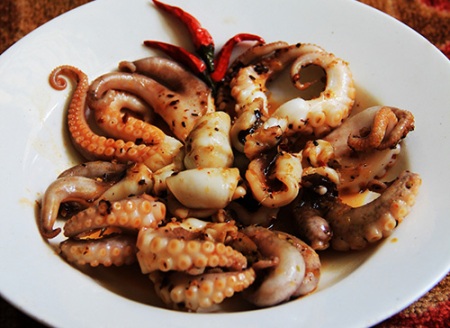  Mini octopus gradually become a special food for tourists in general, not only gourmet.