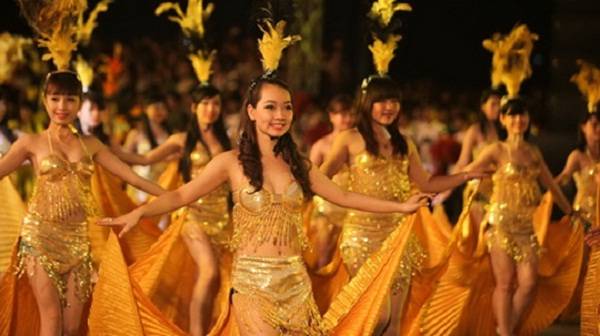 Beautiful dancers on the stage of Halong Carnival