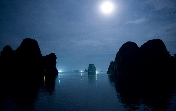 The mysterious beauty of Ha Long Bay at night