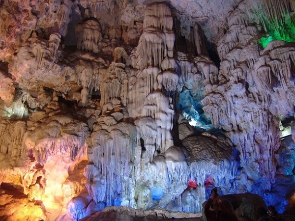 Thien Cung cave has numerous stalactites and stalagmites bring the strange shapes