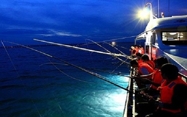 Night squid fishing in Halong bay junk boat tours Halong Junk Cruise