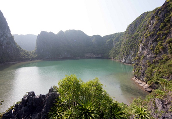 Ba Ham Lake is like a “private world” in the heart of Ha Long Bay