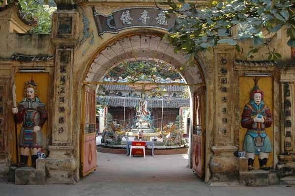 Long Tien Pagoda, the largest pagoda in Ha Long city, Viet Nam Halong ...