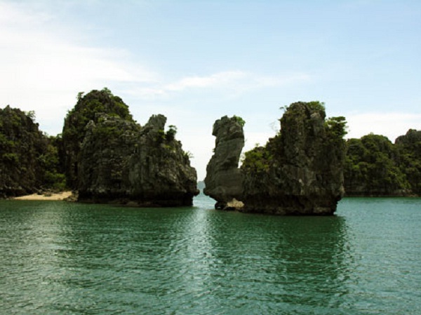 Thien Nga islet which has the shape of stray swan is bobbing like an alluring and attractive swan (Thien Nga)