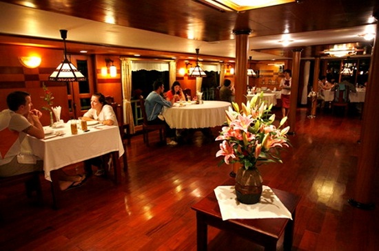  Inside meal in a Halong yacht